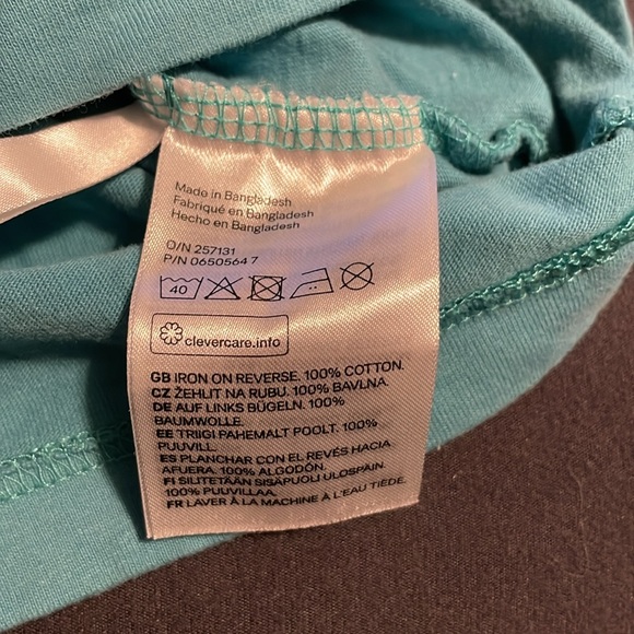 H&M x Jonas Claesson boys t-shirt teal with shark design. Size 4-6 yrs. - Picture 4 of 6